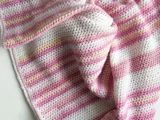 Hæklet barnevognstæppe, rosa/hvid/gul