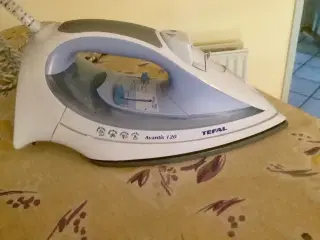 Tefal dampstrygejern kun brugt få gange.