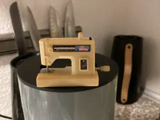 Dukkehus.  (Symaskine)