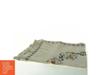 Broderet dug (str. 66x65 cm)