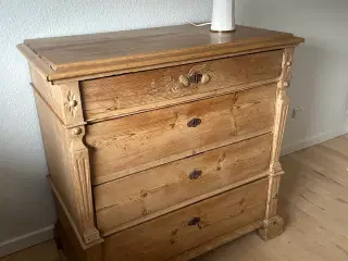 Meget gammel kommode i eg