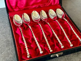 Smukke sølvskeer i original "fløjls" kasse 