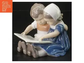 Porcelænsfigur af børn der læser fra B&G (str. H. 10,5 cm)