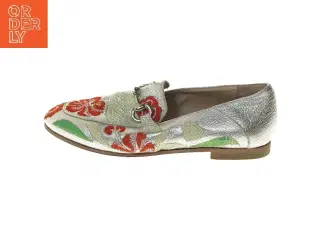Sølvfarvede loafers med blomsterbroderi fra Laura Bellariva (str. 37 )