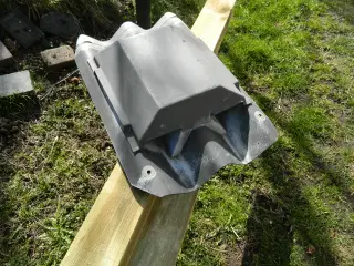  B6 Ventilationshætte til tagflade, sort.
