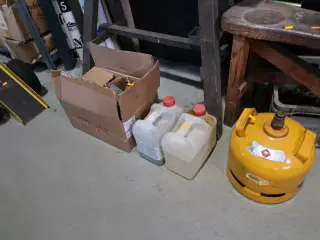 Gasflaske, kasse samt div. Dunke med indhold