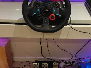 Logitech G29 racing wheel og pedaler.