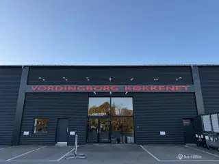 Pæn & indbydende butik/showroom med stor synlighed