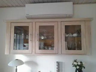 Skænk m. hænge vitrine