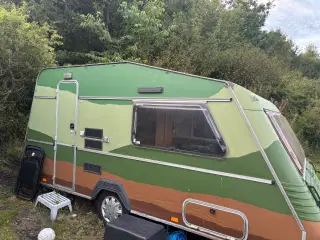 Fin campingvogn, med indlagt strøm