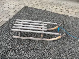 Kælk i træ med stålmede.