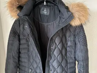 Sort Junge dame, vinterfrakke  