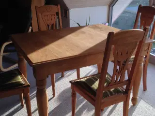 Spisebord med 4 stole