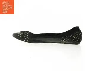 Sorte flade sko med nitter fra Jennika (str. 40)