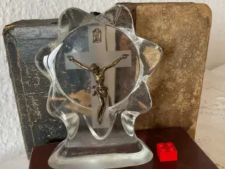 Brevpresser som krucifiks