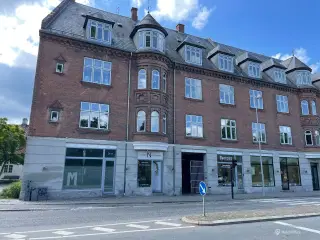 Flot kontor/butik med facade mod Lyngby Hovedgade