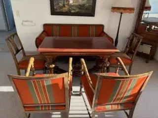 Sofa, stole, bord og spejl 