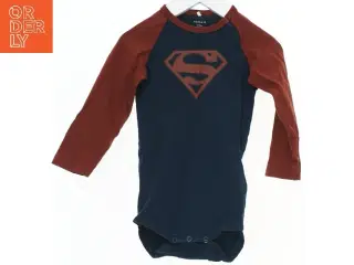 Baby bodystocking med Superman logo fra Name It (str. 86)
