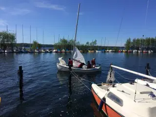 Langkølet jolle med sejl, påhængs motor og elmotor