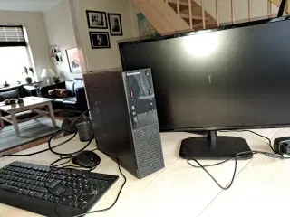 Computer med skærm, mus og tastatur sælges
