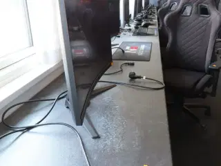 Langt bord, (4 stk. bordplader) - KAN FØRST AFHENTES FRA KL. 13:00 og til 15:00
