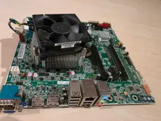 Bundkort med CPU intel I5-4590, og CPU køler.