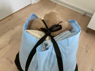 Tøjpose med 19 ting i byd!