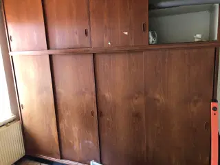 klædeskab teak skydelåger 