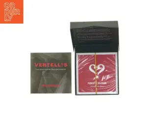 Kortspil &#39;Vertell?&#39; (str. 11 x 11 x 2 cm)