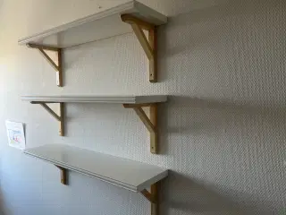 3 væghylder sælges samlet