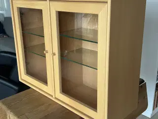 Overskab – Rebus. Lakeret bøg. I perfekt stand