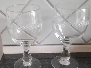 To antikke rødvinsglas med slebet mønster
