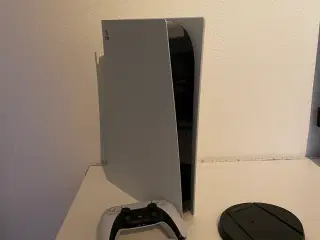 PS5 og 2 controllere