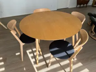 Rund spisebord med tillægsplade og 4 stole 