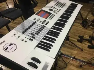 Yamaha Motif XF7 Keyboard Synthesizer HVID