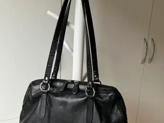 Sort Pia Ries skindtaske med hanke