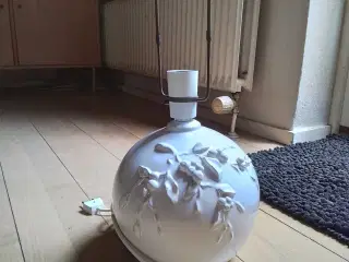 Ida Bjørn bordlampe,  hvid, m. Smuk udsmykning 