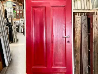 Original, rødmalet fyldningsdør m. karm