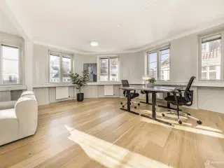 Kontor med karakter og skønt lysindfald i Vestergade