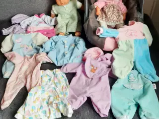 2 dukker , en stol og flere sæt tøj.