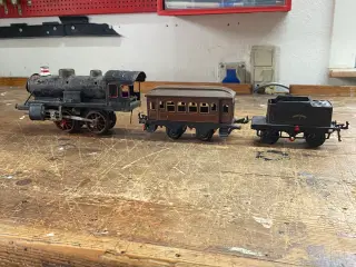 Gammelt tog med vogne