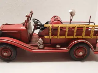 Vintage blik brandbil i pæn stand. L 26,6cm