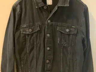 Denim jakke i sort sælges billigt