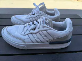 Adidas tennisko