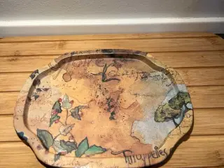 Unik vintage bakke med franske citater og antik ko