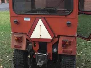 Hako traktor med fejekost