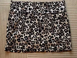 Leopardmønstret kort nederdel str XL 