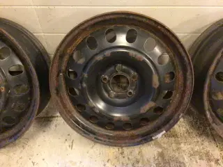 17” stålfælge til Peugeot med navkapsler.