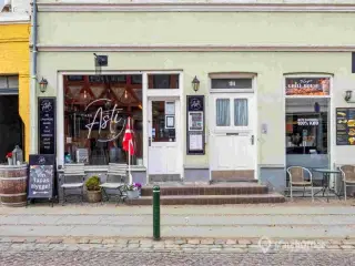 Unikt lejemål centralt på Vestergade og en hyggelig oase af en gårdhave til udeservering