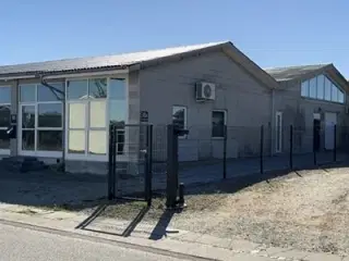 Flot og nyrenoveret lager og kontor lejemål i Kolding.